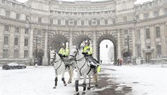 Londýntí policisté na koních u budovy Admiralty Arch.