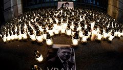Svíky s fotografií Jána Kuciaka a jeho partnerky. Na fotografii premiéra Fica...