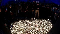 Lidé zapalují svíky na poest Jána Kuciaka.