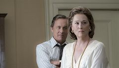 Ben Bradlee (Tom Hanks) a Katharine Kay Grahamová (Meryl Streepová). Snímek...