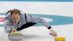 skip Kyle Smith z Velké Británie pi curlingovém utkání
