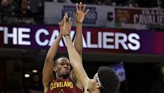 Rodney Hood z Clevelandu st�ílí p�es Jarrett Allen z Brooklynu