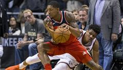 Giannis Antetokounmpo z Milwaukee fauluje Bradleyho Beala z Washingtonu