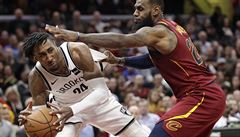 Rondae Hollis-Jefferson z Brooklynu p�ihrává kolem LeBrona Jamese z Clevelandu