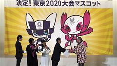 Rjo Tanigui (vpravo) designér olympijksých maskot pro Tokio 2020 pi odhalení...