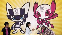 Ryo Tanigui (vpravo), designér maskot na olympijské hry v Tokiu 2020