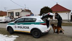 Policisté ve Velkej Mai, kde se odehrála vrada slovenského novináe Jána...