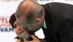 VIDEO: Erdogan rozplakal holčičku. Řekl jí, že může zemřít mučednickou smrtí a políbil ji