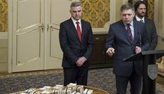 Slovenský policejní prezident Tibor Gašpar (vlevo), premiér Robert Fico a... | na serveru Lidovky.cz | aktuální zprávy