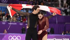 Tessa Virtueová a Scott Moir slaví svou zlatou olympijskou medaili z...