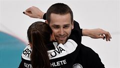 Ruský curler Alexandr Kruelnickij a jeho spoluhráka Anastasia Bryzgalovová.
