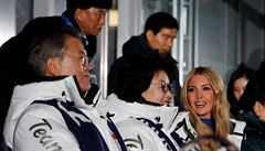 Ivanka Trumpová, jihokorejský manelský pár a vzadu delegace z KLDR.