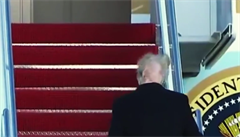 Donald Trump neuhlídal pi nástupu do Air Force One své vlasy.