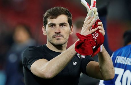 Gólman FC Porto Iker Casillas se louí po vyazení od Liverpoolu s Ligou mistr.