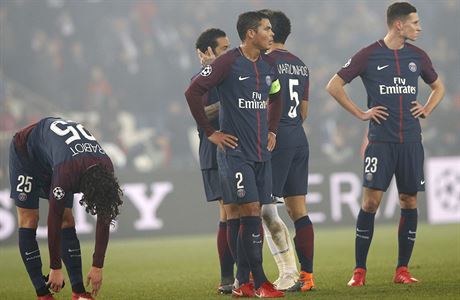 Zklamaní hrái PSG po vyazení do Realu Madrid v osmifinále Ligy mistr. Úpln...