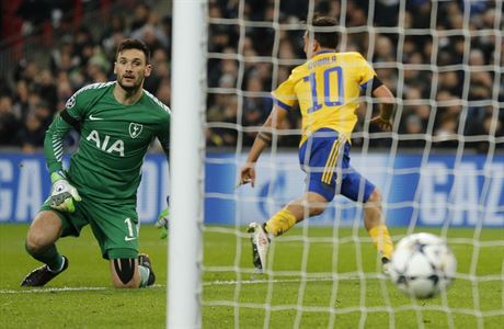 Hugo Lloris z Tottenhamu prv inkasoval gl z kopaky Paula Dybaly z Juventusu...