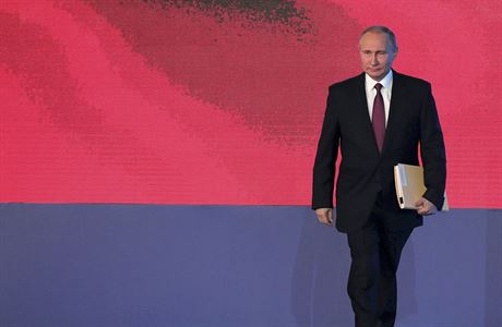 Vladimír Putin bhem videoprojekce.