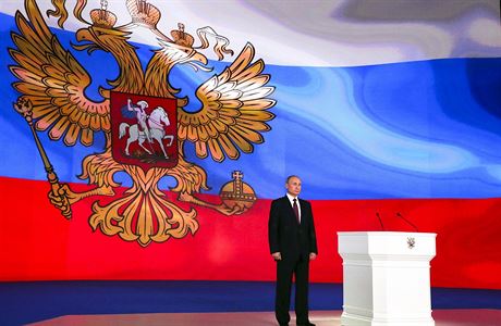 Vladimír Putin pronáí projev bhem videoprojekce.