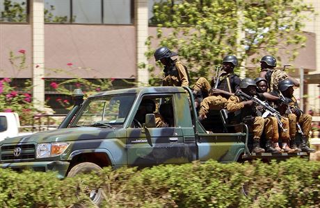 Vojenské jednotky nedaleko francouské armády v Burkin Faso po pátením útoku v...