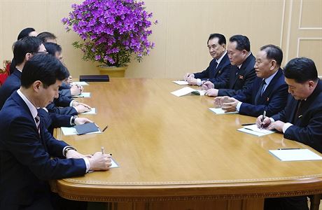 Jihokorejská delegace (vlevo) jedná se Severokorejci.