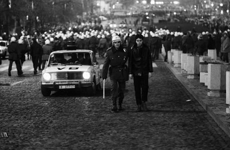 len pohotovostního pluku zadruje úastníka demonstrace v listopadu 1989.