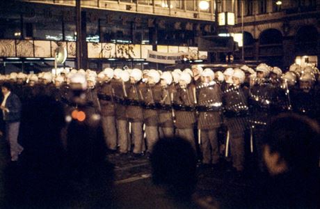 Prask pohotovostn pluk zasahuje pi demonstraci 17.11.1989.