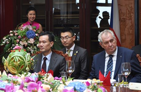 f pedstavenstva nsk skupiny CEFC Jie ien-ming s prezidentem Miloem...