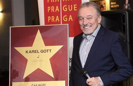 Karel Gott u své hvzdy vystavené v Hudebním divadle Karlín.