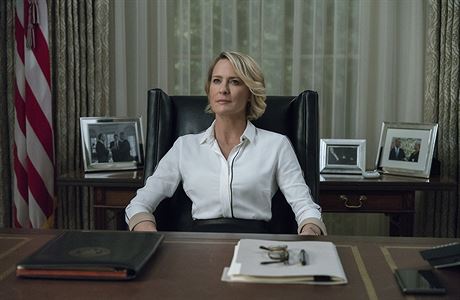 Madam prezidentka Claire Underwoodová (Robin Wrightová). Seriál Dm z karet.