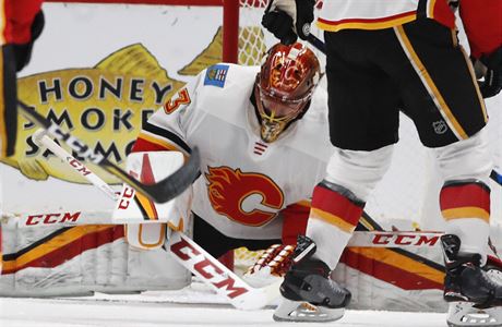 Branká David Rittich bhem zápasu Calgary Flames a Colorado Avalanche.