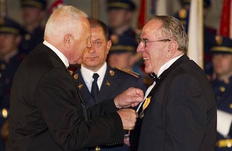 Ota Filip dostal v roce 2012 Medaili za zásluhy o stát v oblasti umní.