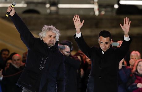 Vítzové voleb. Zakladatel Hnutí 5 hvzd komik Beppe Grillo a jeho volební lídr...