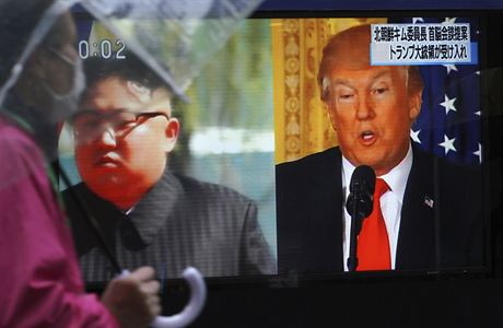 Mu v Tokiu prochz kolem televize s Donaldem Trumpem a Kim ong-unem