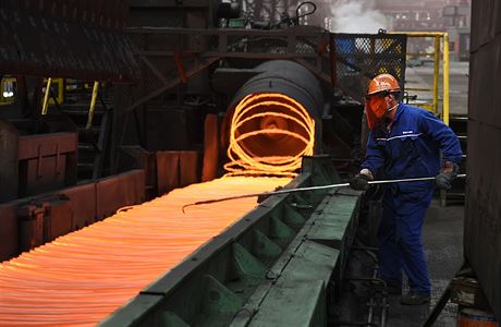 Dlník pracující v ínské elezárn Xiwang Special Steel.