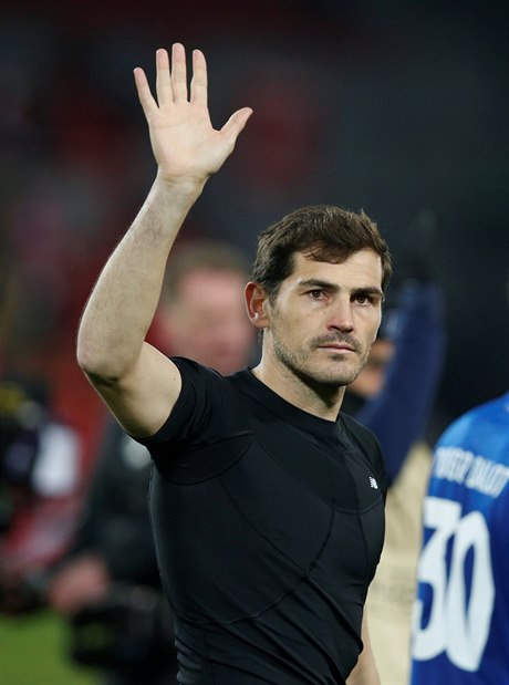 Gólman FC Porto Iker Casillas dává po vyřazení od Liverpoolu sbohem Lize mistrů.
