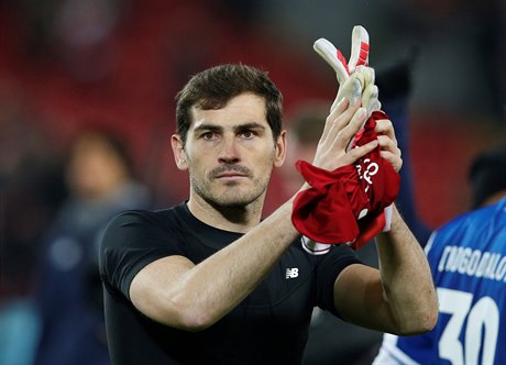Gólman FC Porto Iker Casillas se loučí po vyřazení od Liverpoolu s Ligou mistrů.