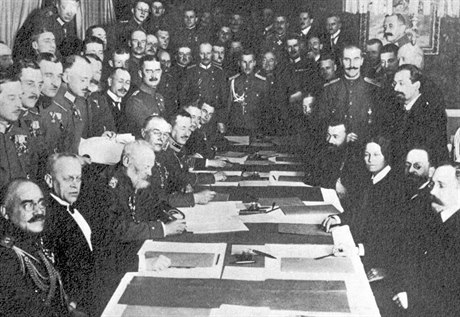 První pímí podepsali 15. prosince 1917 v Brestu Litevském zástupci...