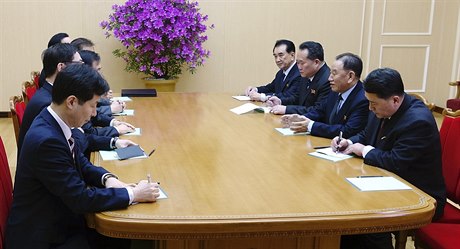 Jihokorejská delegace (vlevo) jedná se Severokorejci.