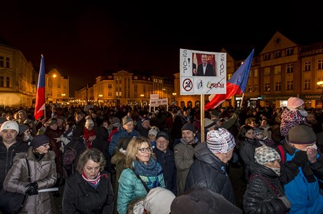 Stovky lidí protestovaly na Masarykov námstí v centru Hradce Králové.