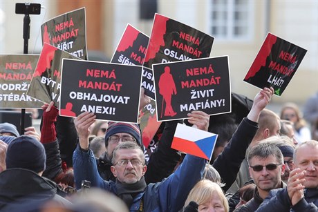 Zemanovi odprci s transparenty ped Vladislavským sálem.