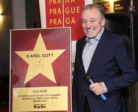 Karel Gott u své hvězdy vystavené v Hudebním divadle Karlín.