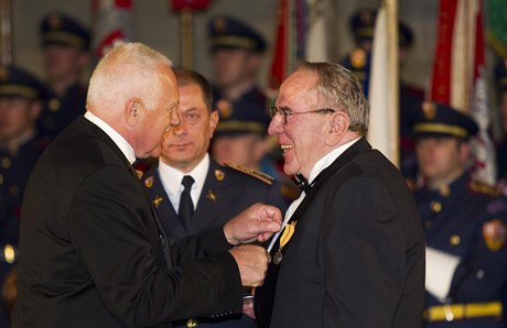 Ota Filip dostal v roce 2012 Medaili za zásluhy o stát v oblasti umění.