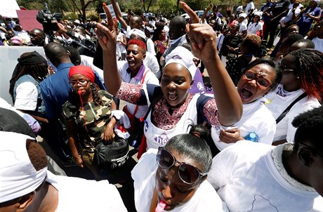 Aktivisté ped nemocnicí v Nairobi.