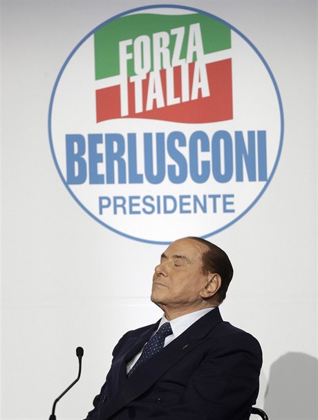 Šéf strany Forza Italia (Vzhůru Itálie) Silvio Berlusconi. Bývalý premiér znovu...