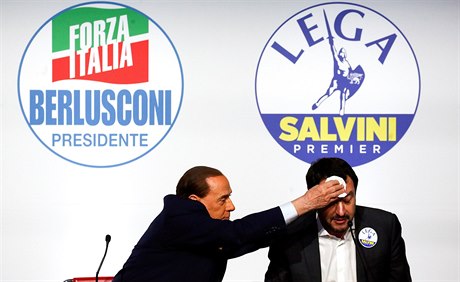 Silvio Berlusconi otírá pot z ela éfa Ligy severu Mattea Salviniho.