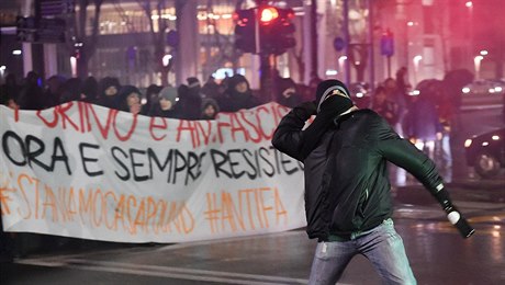 Demonstranti antifaistického hnutí bhem protestu.