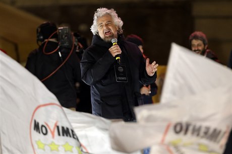 Zakladatel Hnutí 5 hvzd a komik Beppe Grillo na setkání s podporovateli v ím.