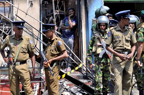 Speciální policejní jednotky na Srí Lance vyetují stety budhist a muslim.