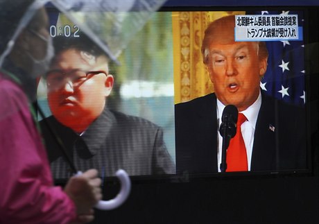 Mu v Tokiu prochází kolem televize s Donaldem Trumpem a Kim ong-unem