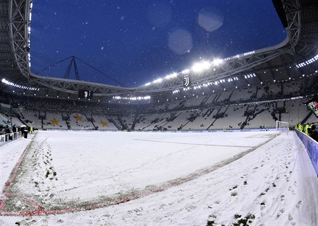 Zasněžený fotbalový stadion. Ilustrační foto.